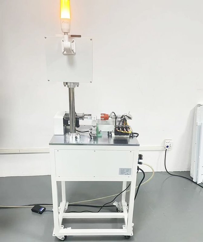 Máquina de desmontagem de baterias de cilindro de laboratório para caixas de células cilíndricas 18650/21700
